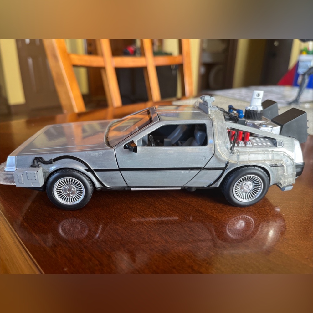 Delorean Time Machine from Universal Studios Scale 1/24